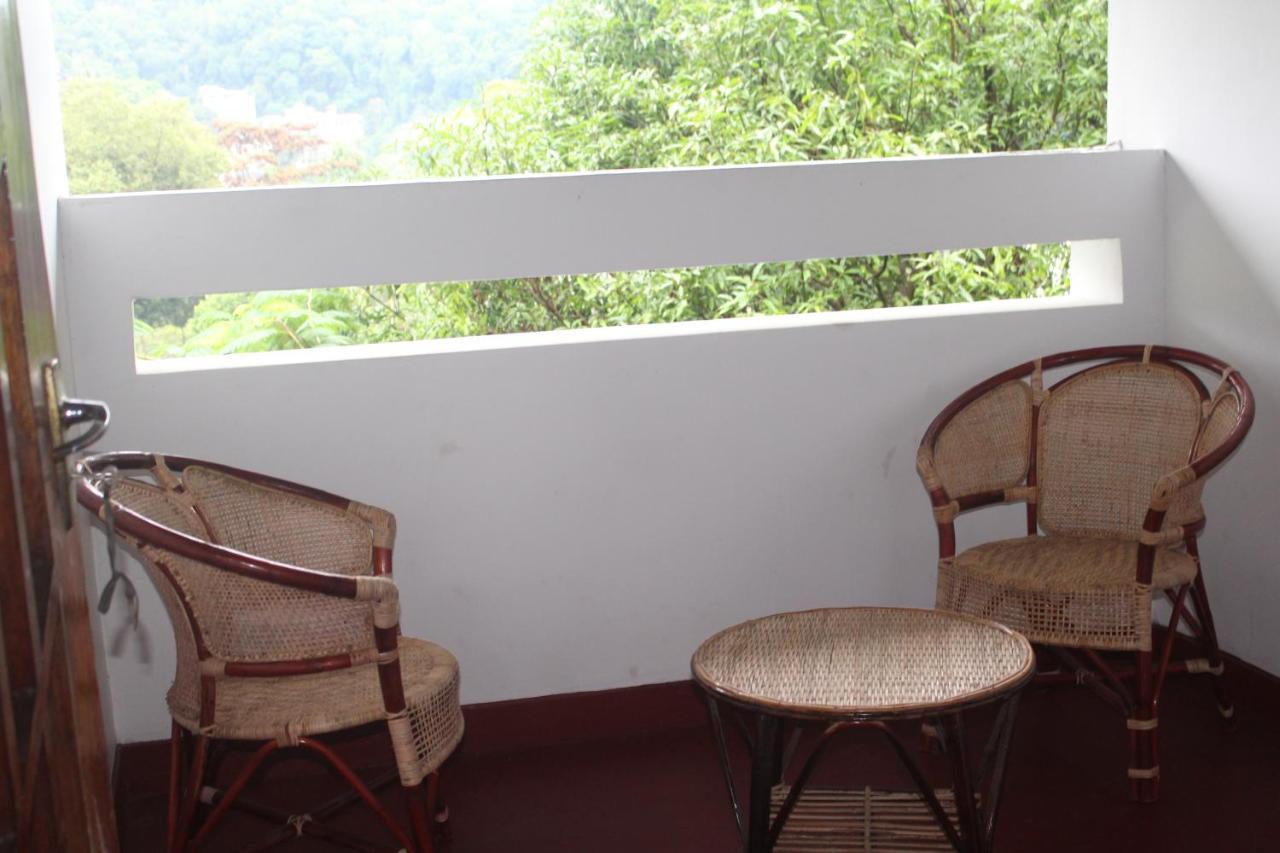 Lazy Bear Best Hostel In Kandy Exterior foto